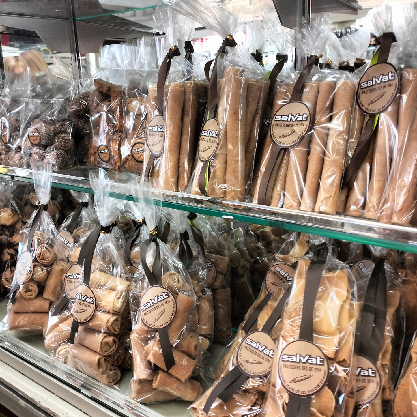 Lote de 2 bolsas Flautas de chocolate, 2 lunas de praliné  y 2 rollitos chocolate - Pastisseria Can Salvat
