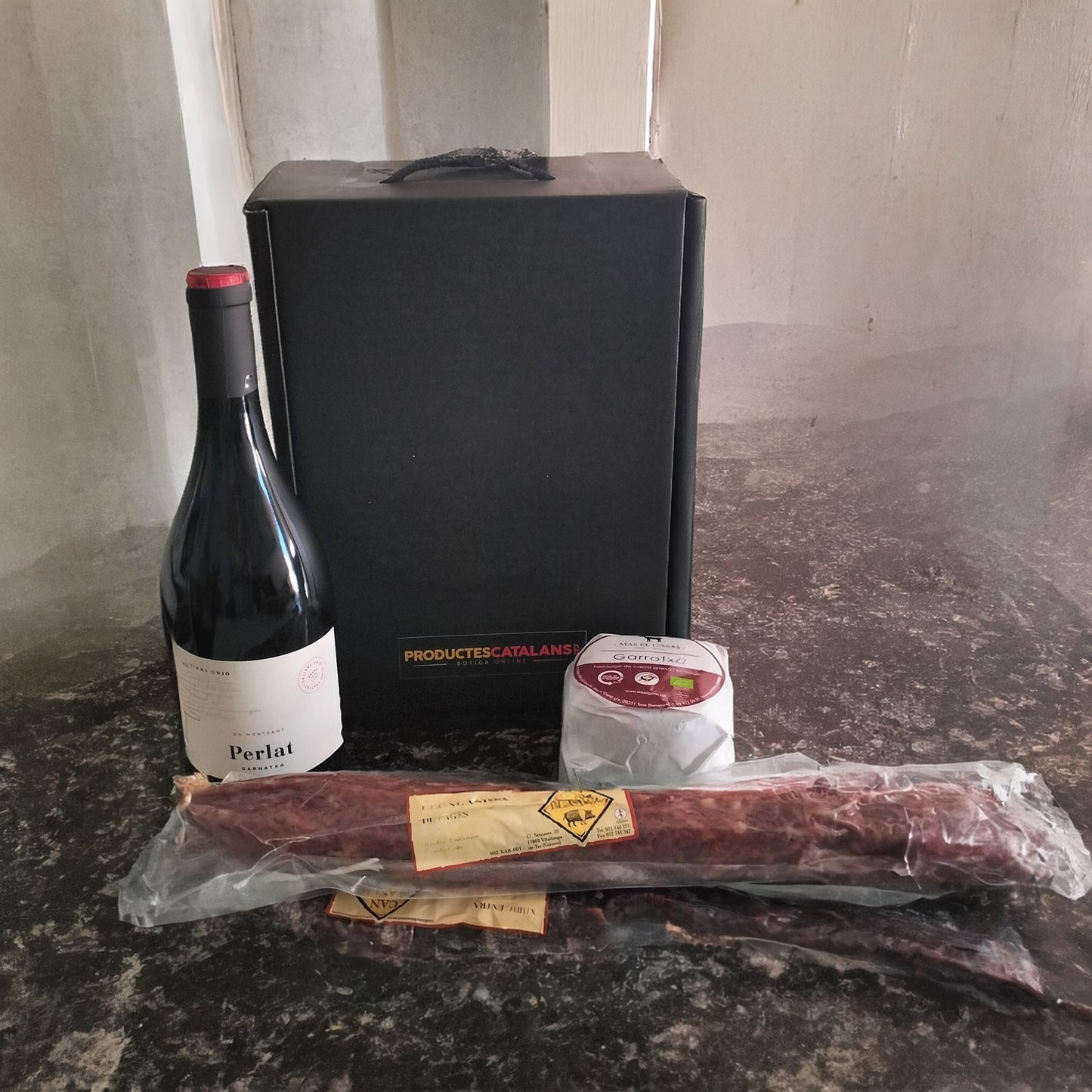 Lote vino, embutidos y quesos por 57,81 + IVA 65 €