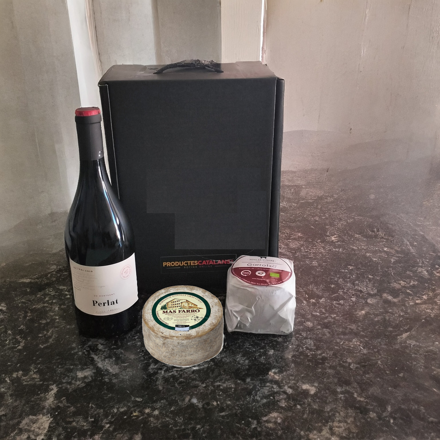 Lote de vino y quesos por 42,74 + IVA 47 €